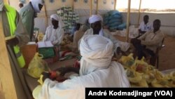 Distribution de nourriture aux réfugiés soudanais dans le camp de Ouré Cassoni, dans l’Est du Tchad, 15 mai 2017. (VOA/André Kodmadjingar)