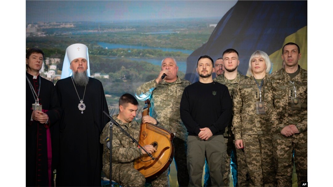 Na fotografiji koju je dostavio Ured za štampu ukrajinskog predsjednika, predsjednik Volodymyr Zelenskyy, peti zdesna, prisustvuje molitvenom doručku povodom Dana oružanih snaga Ukrajine u Kijevu 6. decembra 2024.