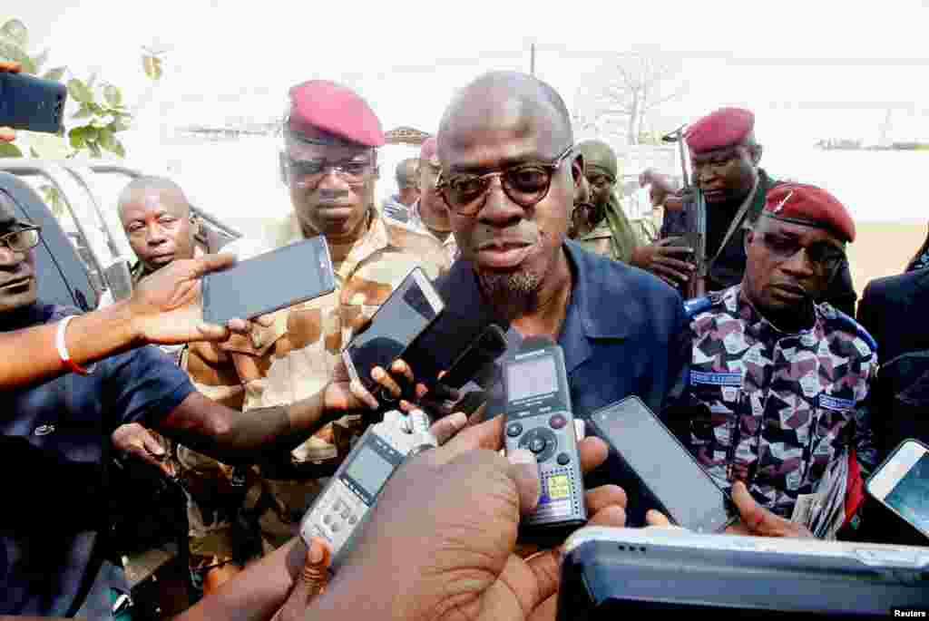 Waziri wa ulinzi Alain Richard Donwahi akizungumza na waandishi wa habari alipowasili kwa mazungumzo na wanajeshi waloasi mjini Bouaké, Côte d’Ivoire.