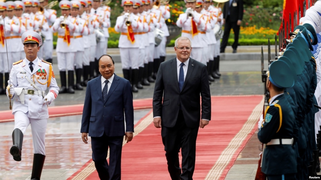 Thủ tướng Scott Morrison và ông Nguyễn Xuân Phúc duyệt đội quân danh dự tại Hà Nội, 23 tháng Tám, 2019.