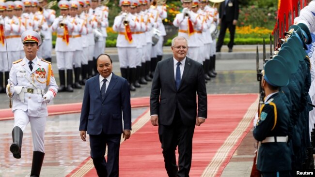 澳大利亚总理斯科特·莫里森2019年8月23日与越南总理阮春福在河内的欢迎仪式上检阅仪仗队。