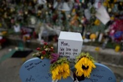 12일 미국 플로리다주 서프사이드의 콘더 붕괴 현장에 희생자들을 추모하는 꽃과 메시지가 놓여있다.