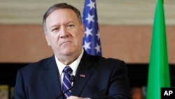 El secretario de Estado norteamericano Mike Pompeo habla con la prensa en Roma, miércoles 2 de octubre de 2019.