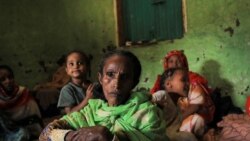 Fatuma Hussein, 65, duduk bersama keluarganya di tempat penampungan di kamp pengungsi di Kota Dessie, Amhara, Ethiopia, pada 7 Oktober 2021. Banyak warga yang bernasib sama seperti Hussein di mana mereka terpaksa mengungsi akibat konflik yang melanda Ethiopia. (Foto: Reuters)