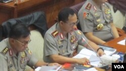 Kapolri Jenderal Tito Karnavian (tengah) dalam rapat dengar pendapat dengan Komisi III DPR di gedung parlemen, Senayan, Jakarta, Senin 9/5. (VOA/Fathiyah Wardah)
