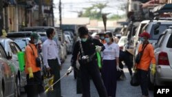 ရန်ကုန်မြို့ရှိ လမ်းတလမ်းတွင် ပိုးသတ်ဆေး ပက်ဖျန်းနေသည့် မြို့တော်စည်ပင် ဝန်ထမ်းတဦး။ (မတ် ၂၆၊ ၂၀၂၀)