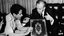 Libijski lider Moamer Gadafi prima stari primerak Kurana od premijera SSSR-a Alekseja Kosigina, snimljeno 12. maja 1975.