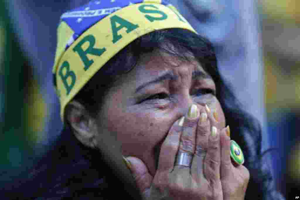 A fan of Brazil reacts as she watches as the Netherlands scores a second goal against Brazil, during the match for the third place finish of the World Cup, at the FIFA Fan Fest in Sao Paulo, Brazil, Saturday, July 12, 2014. (AP Photo/Dario Lopez-Mills)