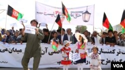  امروز صدها تن ازباشندگان بامیان بار دیگر، طی مظاهره خواستار انتقال لین برق ۵۰۰ کیلوولت ترکمنستان از مسیر بامیان شدند.