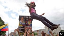 Supporters of Venezuela's President Nicolas Maduro prepare for a march to the National Assembly for the swearing in ceremony of the Constituent Assembly in Caracas, Venezuela, Aug. 4, 2017. 