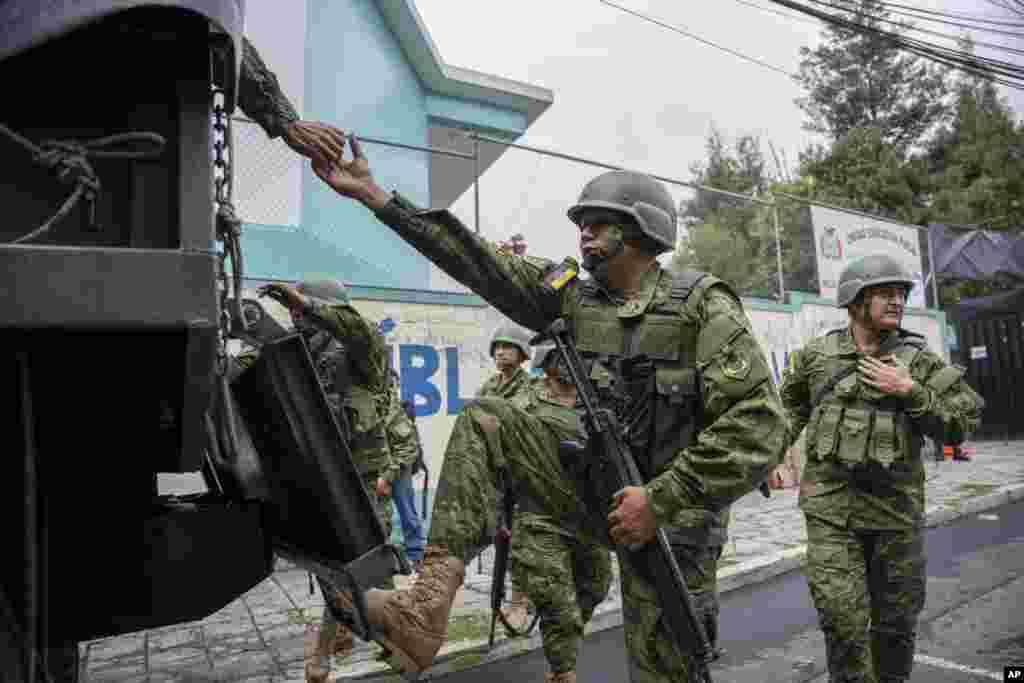 Ecuador atraviesa por un clima de violencia, extorsiones, secuestros y sicariatos en las calles propiciados por bandas criminales en disputa territorial por el tráfico y distribución de drogas, que han dejado más de 4.300 muertes violentas sólo en lo que va de 2023.&nbsp;