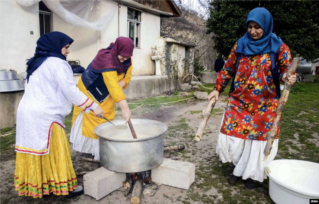 پخت سمنو در روستای &laquo;اسطلخ جان&raquo; گیلان عکس: ابوذر حمیدی جیرنده