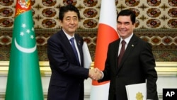 Yaponiya Bosh vaziri Shinzo Abe (chapda) Turkmaniston Prezidenti Qurbonguli Berdimuhamedov bilan, 23-oktabr, 2015-yil, Ashgabat, Turkmaniston.