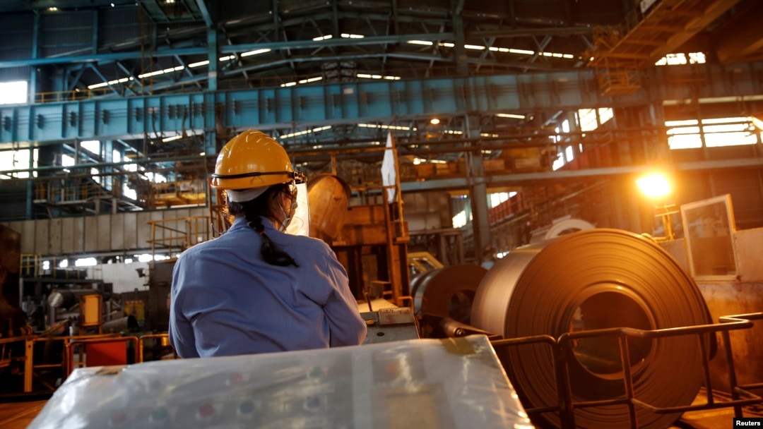 台灣高雄一家軋鋼廠的工人在使用遙控工具工作。（資料圖片）