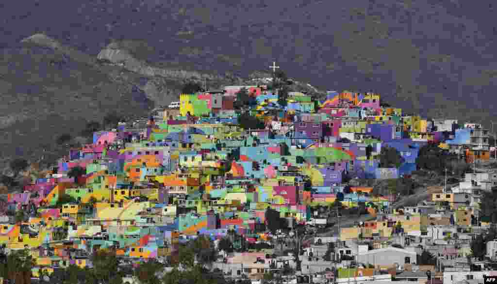 Bir tepedeki canlı renklerle boyanan evlerin görünümü.&nbsp;Pachuca, Hidalgo, Meksika
