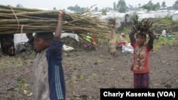  Des enfants dans le camp de déplacés de MUGUNGA 3, près de Goma en RDC, le 12 mars 2015. (VOA/ Charly Kasereka)