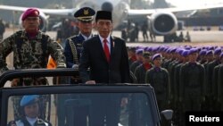 Presiden Joko Widodo menginspeksi pasukan pada peringatan HUT TNI ke-74 di Lanud Halim Perdanakusuma, Jakarta, 5 Oktober 2019. (foto: ilustrasi).
