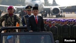 Presiden Joko Widodo menginspeksi pasukan pada peringatan HUT TNI ke-74 di Lanud Halim Perdanakusuma, Jakarta, 5 Oktober 2019. 