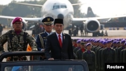 Presiden Joko Widodo saat menginspeksi pasukan pada peringatan HUT TNI ke-74 di Lanud Halim Perdanakusuma, Jakarta, 5 Oktober 2019. (Foto: dok).