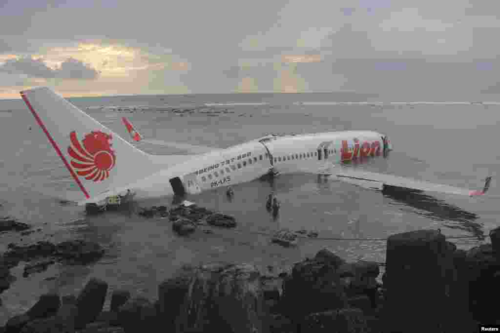 A Lion Air plane is seen in the water after it missed the runway in Denpasar, Bali in this picture provided by the Indonesian police, Apr. 13, 2013.