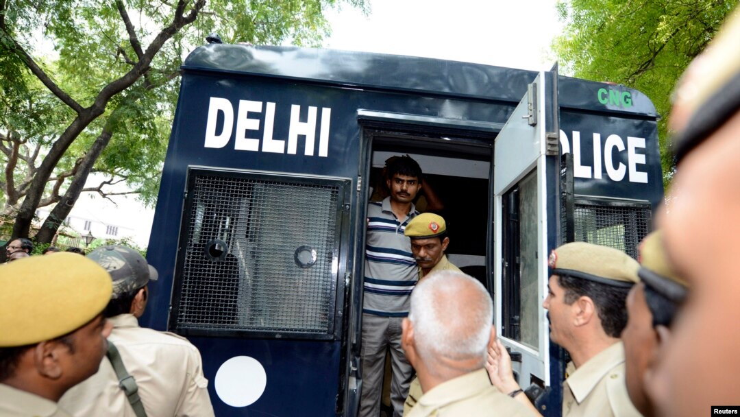 Seorang pria dikawal ketat saat akan keluar dari mobil polisi menuju pengadilan di New Delhi (Foto: dok).