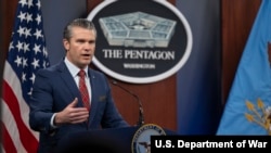 资料照片：战争部长皮特·海格塞斯在华盛顿五角大楼举行的战争部优秀征兵论坛上发表讲话。(2025年12月18日)