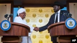 12일 주바에서 오마르 알 바시르 수단 대통령과 살바 키르 남수단 대통령이 악수하고 있다.