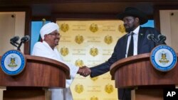 Presiden Sudan, Omar al-Bashir (kiri) dan Presiden Sudan Selatan, Salva Kiir dalam konferensi pers bersama di Juba, Sudan selatan (12/4). Kedua negara sepakat membuka 10 lintas perbatasan mereka. 