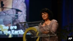 La activista hondureña Berta Cáceres durante la ceremonia en San Francisco, California, donde recibió el Premio Ambientalista Goldman, en abril de 2015.