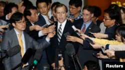 U.S. Special Representative for North Korea Policy Glyn Davies (C) answers reporters' questions after his talks with South Korean chief delegate to the six-party talks on North Korea's denuclearization.