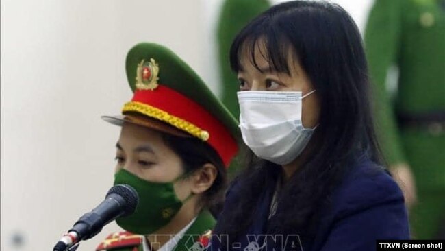 Phạm Đoan Trang tại phiên toà xét xử ở Toà án Nhân dân TP Hà Nội hôm 14/12. Nhà hoạt động và nhà báo nổi danh của Việt Nam bị tuyên 9 năm tù tội "tuyên truyền chống nhà nước."