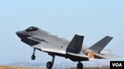 美國空軍一架F-35戰機2017年3月3日在澳大利亞參加飛行表演” （美國空軍照片）