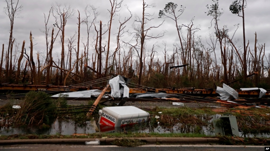 Ãrboles destruÃ­dos, vagones de un tren descarrilado y un trailer sumergido son vistos tras el paso del huracÃ¡n Michael en Panama City, Florida, el miÃ©rcoles, 10 de octubre de 2018.