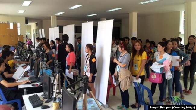 ແຮງງານລາວ ຈຳນວນຫຼວງຫຼາຍ ຂ້າມໄປປະເທດເພື່ອນບ້ານ ເພື່ອຫາວຽກເຮັດງານທຳ