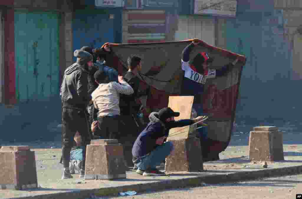 ادامه تنش بین تظاهرکنندگان ضد دولتی و نیروهای دولتی در بغداد عراق