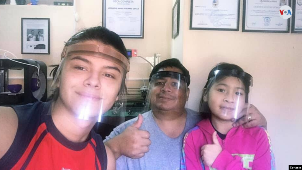 Leo Viscarra, junto a su padre y hermana, mostrando sus protectores faciales más recientes.