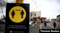 Sebuah tanda untuk mengatur jarak sosial di Auckland, Selandia Baru, 31 Agustus 2020. (Foto: Reuters)