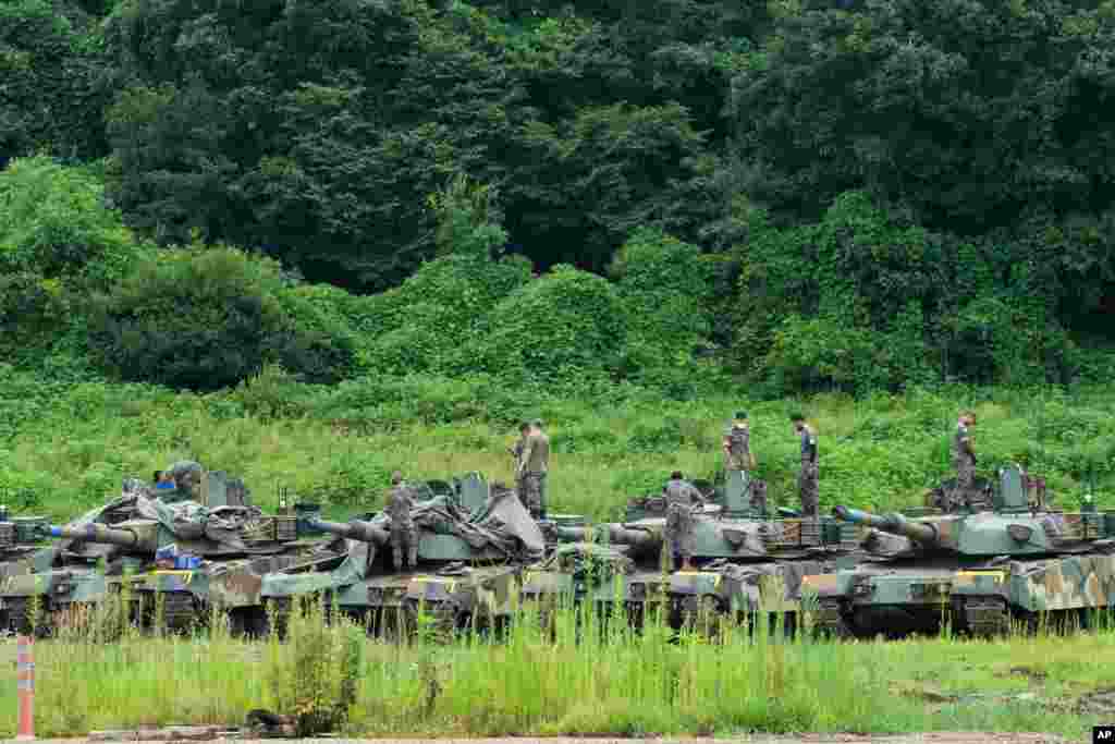 آماده شدن سربازان کره‌جنوبی برای تمرین با تانک‌های K2 در میدان آموزشی پاجو در نزدیکی مرز با کره‌شمالی