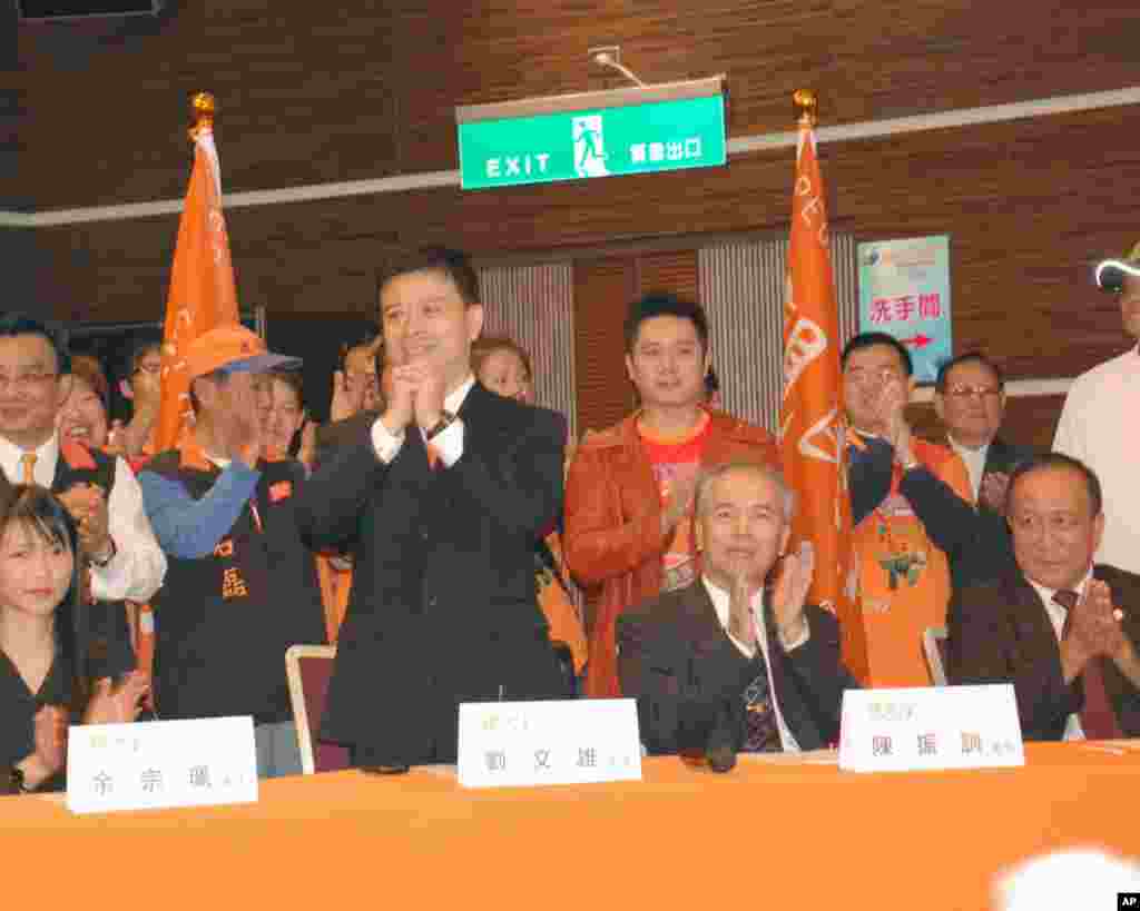 亲民党提名竞选立法委员的刘文雄(作揖者)等人，身后为亲民党支持者