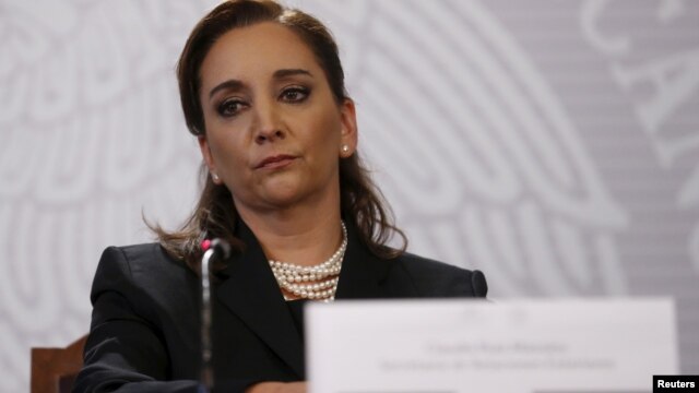 La canciller mexicana, Claudia Ruíz Massieu durante una conferencia de prensa para informar de los turistas mexicanos atacados en Egipto.