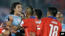 ဥရုဂွေးတိုက်စစ်မှူး Edinson Cavani (ဝဲ) နဲ့ ချီလီနောက်တန်းလူ Gonzalo Jara (ယာ) (ဇွန် ၂၄၊ ၂၀၁၅။)