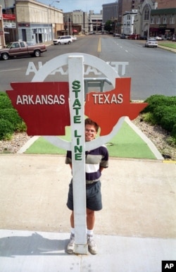 The yellow line separates not only the two sides of State Line Avenue, but also Texas to the left and Arkansas to the right.