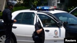 Los policías y los sospechosos tuvieron un enfrentamiento final, donde uno de los rehenes seguía en el vehículo de los sospechosos.