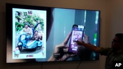 Digitalni koordinator kampanje indonezijskog predsjedničkog kandidata Prabowoa Subianta, pokazuje web aplikaciju koja omogućava pristalicama da u naprave slike sa Subiantom, u Džakarti, Indonezija, u srijedu, februar. 21. 2024. (AP Photo/Dita Alangkara)