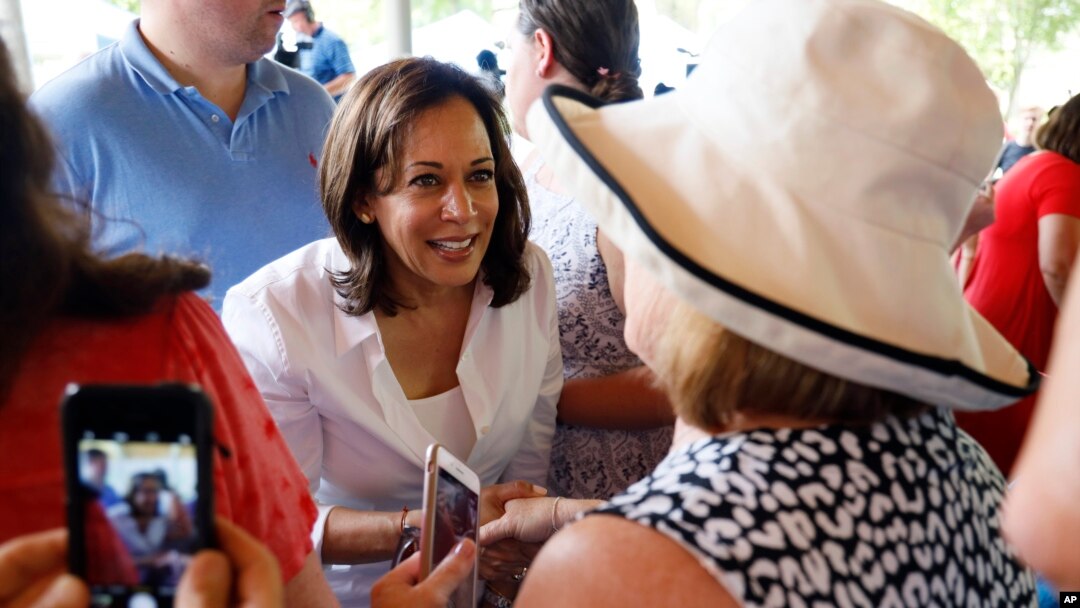 Demokratska predsednička kandidatkinja Kamala Haris, senatorka iz Kalifornije razgovara sa biračima u Demojnu u Ajovi, 3. jula 2019.