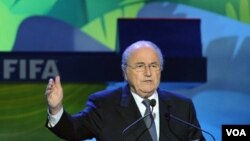 Ketua FIFA Sepp Blatter mengusulkan turnamen Piala Dunia 2022 di Qatar diadakan bulan November, karena Juni-Juli suhu udara terlalu panas di sana (foto: dok). 