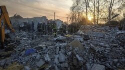 Ukraine nói Nga bắn tên lửa giết chết 51 người người trong một ngôi làng | VOA