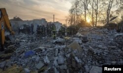 Tim penyelamat bekerja di lokasi serangan militer Rusia, di tengah serangan Rusia ke Ukraina, di Desa Hroza, di wilayah Kharkiv, Ukraina, 5 Oktober 2023. (Foto: REUTERS/Vyacheslav Madiyevskyy)