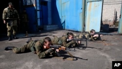烏克蘭東部﹐年青的親俄分離分子在頓涅茨克接受軍訓。(2014年9月29日)