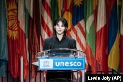 Anggota SEVENTEEN, WOOZI, menyampaikan pidato di Unesco di Paris, Selasa, 14 November 2023. (AP Photo / Lewis Joly)